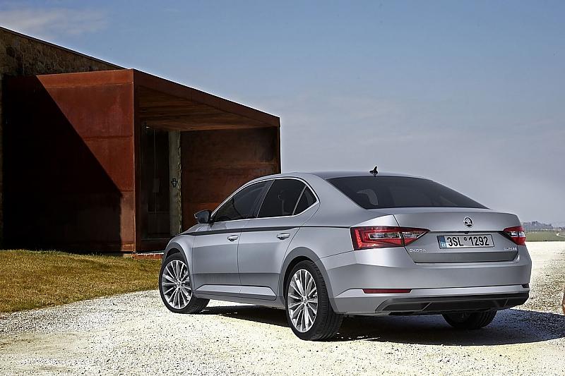 Das Heck des Skoda Superb kann sich sehen lassen