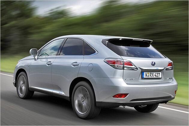 Das Fahrwerk des F-Sport ist spürbar straffer als in der Normalversion