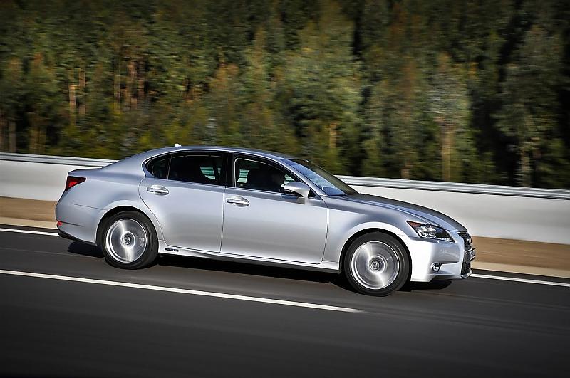Ein 3,5 Liter großer V6-Motor sowie ein 200 PS starker E-Motor treiben ihn an.