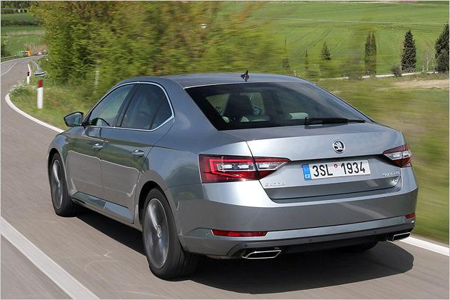 Der 280-PS-Topbenziner ist an den sportlichen Auspuffrohren zu erkennen. Toller Sound kommt nicht heraus, aber der Vortrieb ist unbändig
