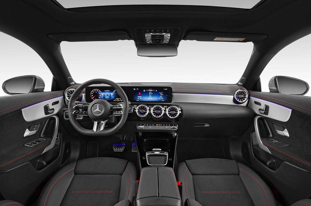 Mercedes CLA Coupe (Baujahr 2024) 250 e AMG Line 4 Türen Cockpit und Innenraum