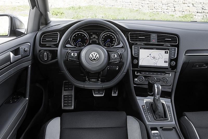 Das Cockpit des VW Golf R Variant.