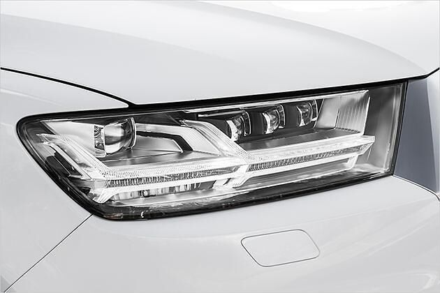 Serienmäßig hat der Q7 Xenonscheinwerfer. Optional gibts LED-Scheinwerfer und Matrix-LED-Scheinwerfer