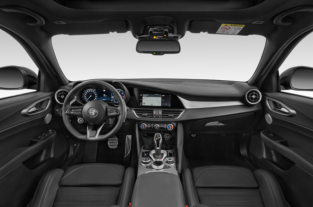 Alfa Romeo Giulia (Baujahr 2023) Veloce 4 Türen Cockpit und Innenraum