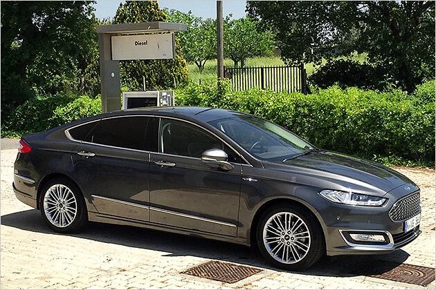 Die serienmäßigen 18-Zoll-Felgen des Mondeo Vignale sind ebenso verchromt wie die Umrandungen der Nebellampen