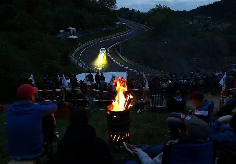 Bei der Dunkelheit lodern die Feuer