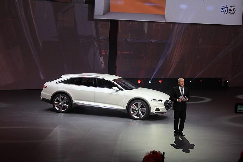 Audi Entwicklungs-Chef Ulrich Hackenberg legte noch einen nach und zeigte den Audi prologue allroad.