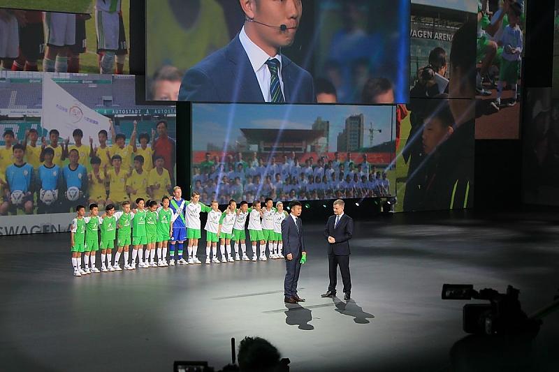 Altfußballer Roy Präger, zahllose kleine Nachwuchskicker und der chinesische Vfl Wolfsburg-Spieler Zhang Xizhe sorgten für Abwechslung.