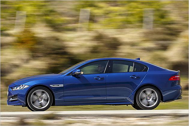 In der Seitenansicht erinnert der XE ein wenig an den 3er-BMW
