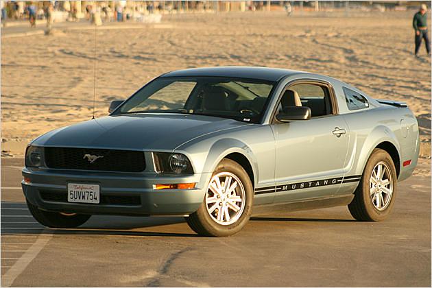 Das liegende "L" in der Fahrzeugflanke zitiert den Ur-Mustang