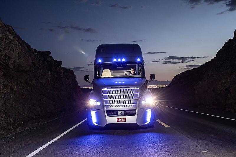 Der Freightliner Inspiration Truck sieht futuristisch und gut aus