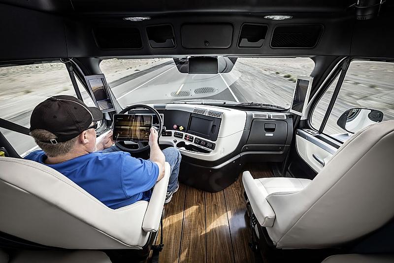 Während des autonomen Fahrens kann der Trucker sich anderen Aufgaben widmen