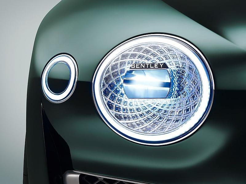 und mit vier großen Frontscheinwerfern kommt der Bentley EXP 10 Speed 6 daher.