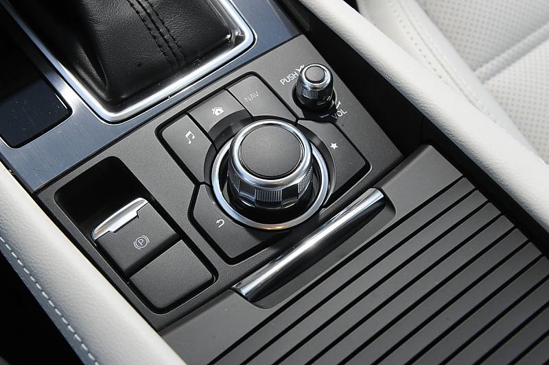 Mazda 6 - über den Controller wird bedient - oder per Touch