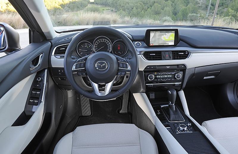 Das neue Cockpit des Mazda 6 Kombi D 150 AWD