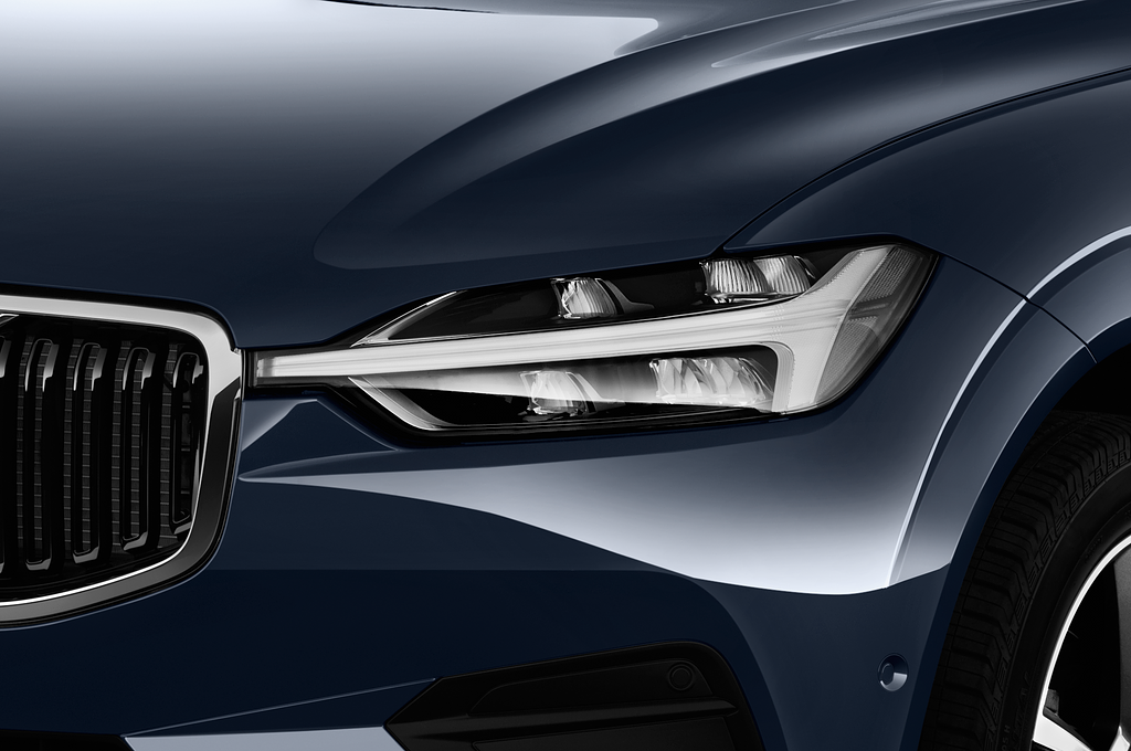Volvo XC60 (Baujahr 2022) Momentum 5 Türen Scheinwerfer
