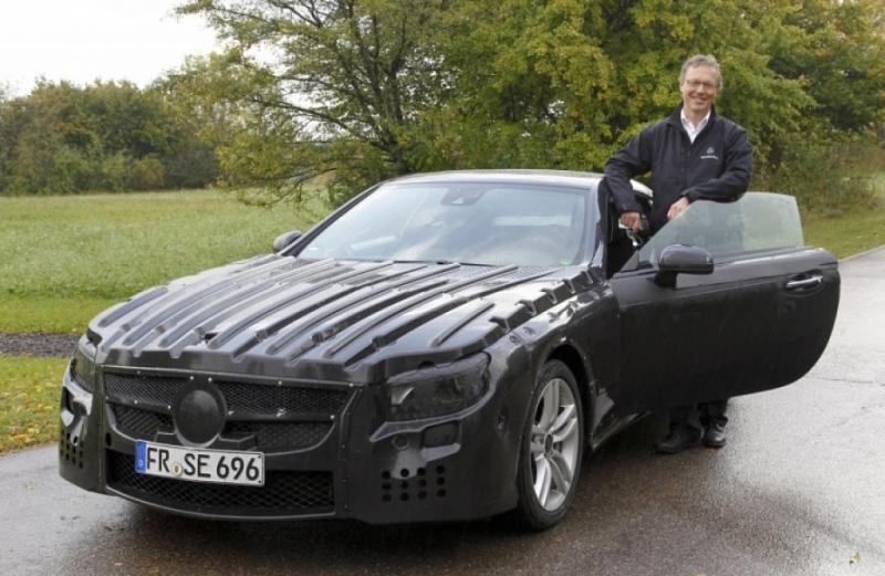 Mercedes SL 500 Prototyp, Baureihe R 231 mit dem damaligen Entwicklungsleiter Jürgen Weissinger
