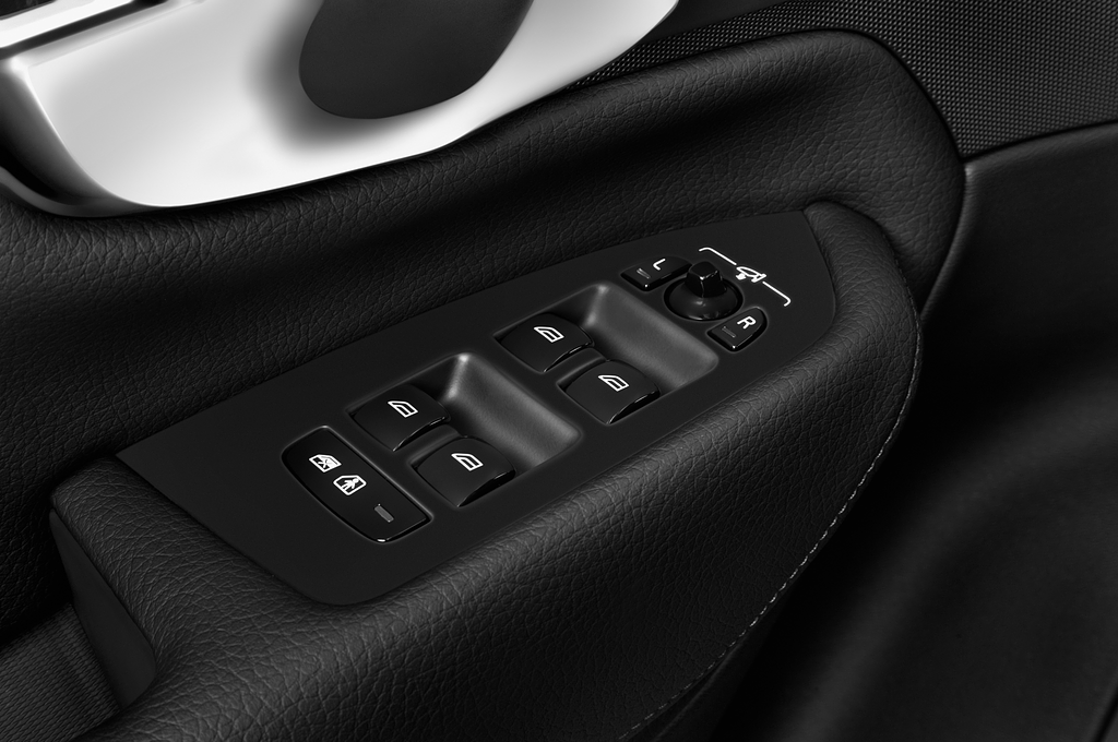 Volvo XC90 (Baujahr 2020) Momentum 5 Türen Bedienungselemente Tür