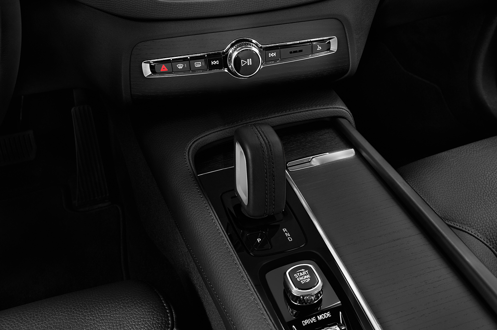 Volvo XC90 (Baujahr 2020) Momentum 5 Türen Schalthebel