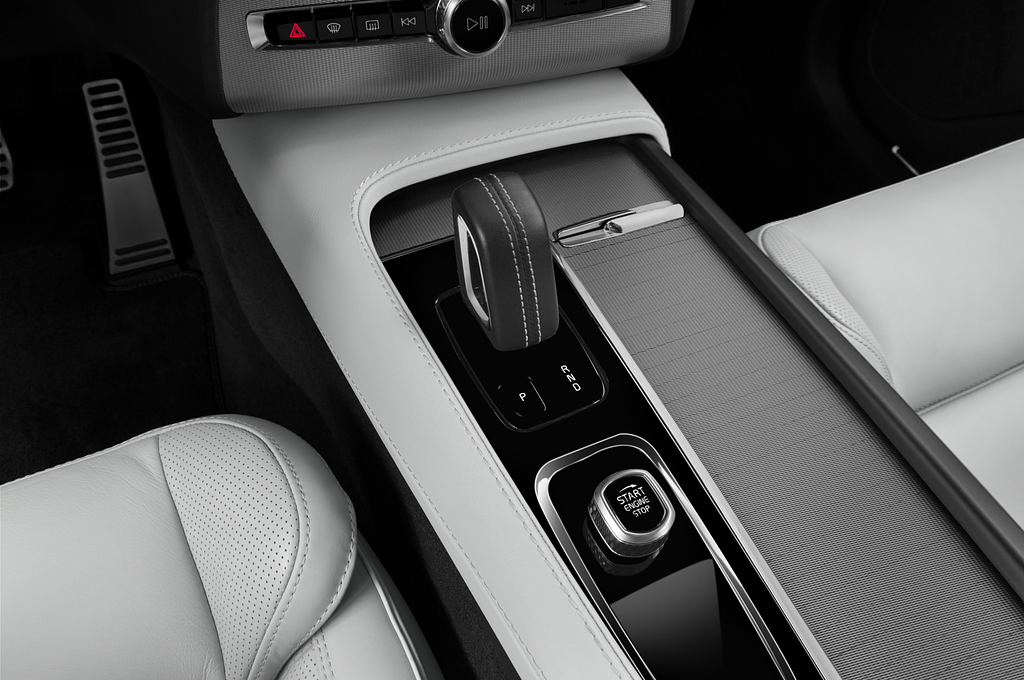 Volvo XC90 Recharge (Baujahr 2022) Ultimate Chrome 5 Türen Schalthebel