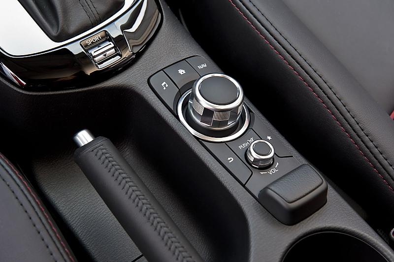 Bediencontroller im Mazda CX-3