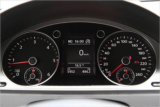 Übersichtliche Instrumente mit einem Bordcomputer in der Mitte