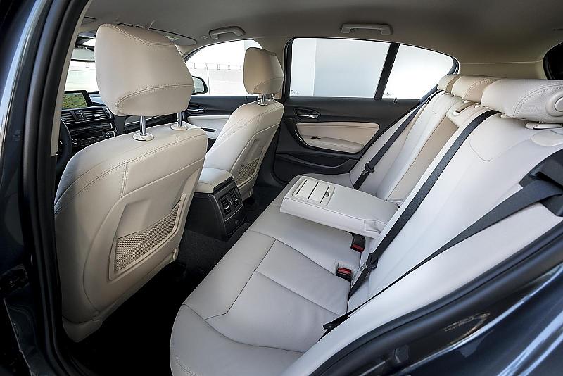 In der zweiten Reihe wird es im BMW 120d xDrive etwas arg eng