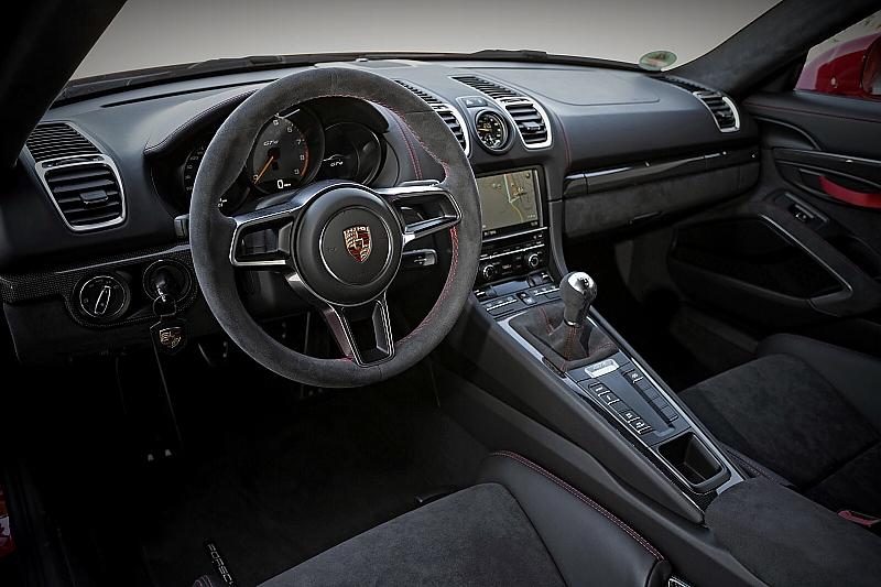 Alcantara und Leder bestimmen die Materialien im Porsche Cayman GT4