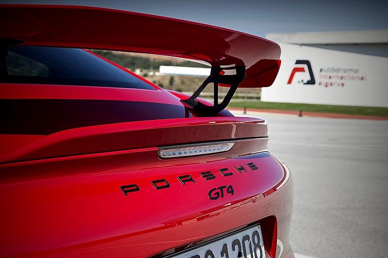 Der Heckflügel des Porsche Cayman GT4 läßt sich für den Renneinsatz in seiner Neigung verändern