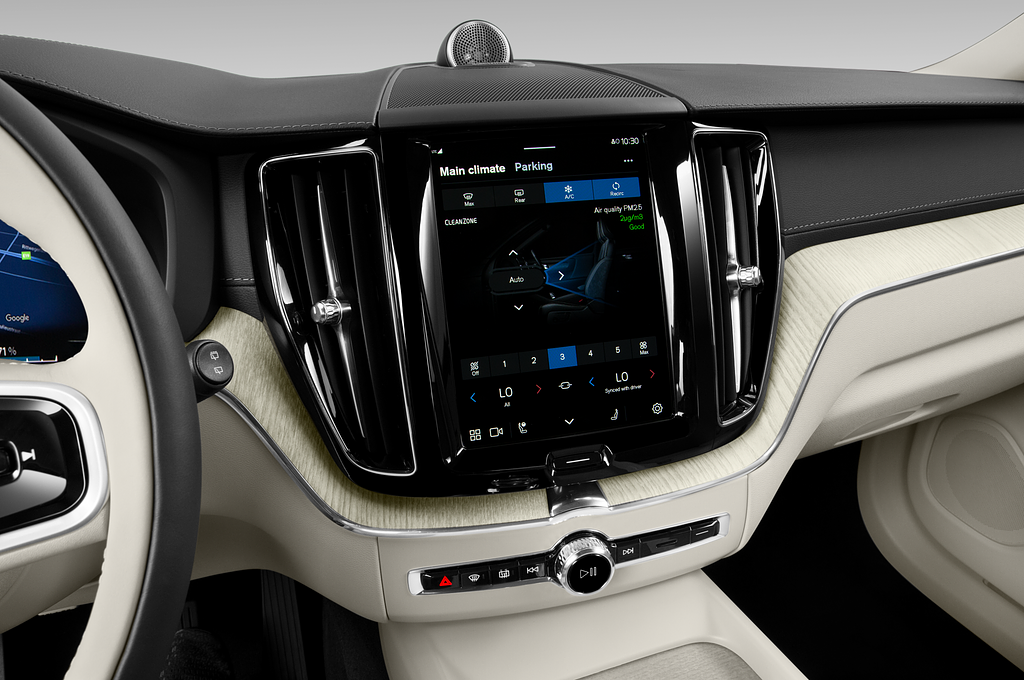 Volvo XC60 Recharge (Baujahr 2023) Plus Bright 5 Türen Temperatur und Klimaanlage