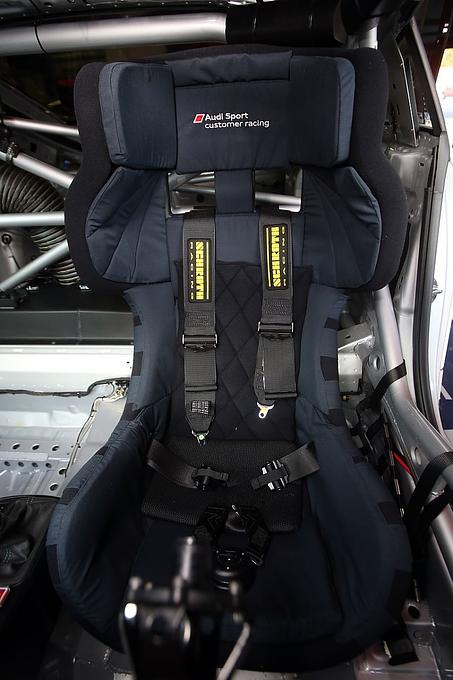 Der Schalensitz umschmiegt den Fahrer, wie ein Handschuh