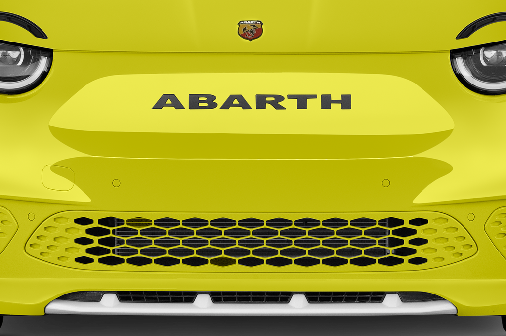 Abarth 500e (Baujahr 2023) Turismo 3 Türen Kühlergrill und Scheinwerfer