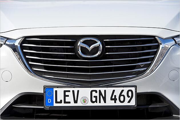 Sieben Querstreben findet man im Grill des CX-3