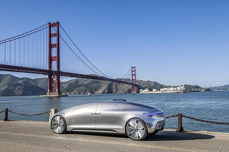 Mercedes F 015 Luxury in Motion vor der Golden Gate Bridge