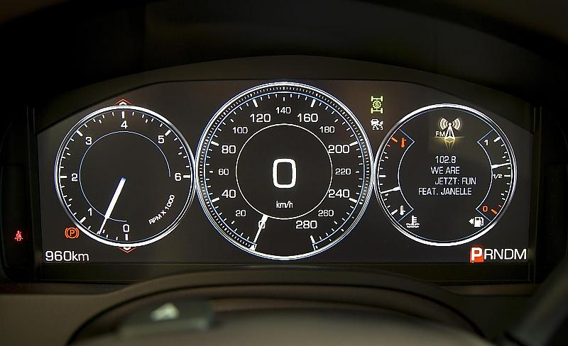 Die Tachoskala im Cadillac Escalade täuscht: Schneller als 180 geht es nicht