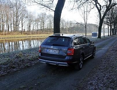 Die Heckleuchten tragen das klassische Skoda Design. 
