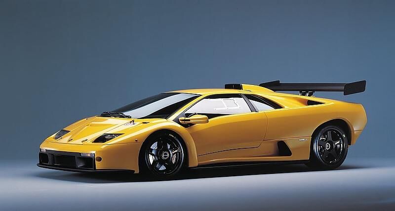 Der Lamborghini Diablo GTR kommt serienmäßig mit einem schwarzen Heckspoiler auf den Markt.