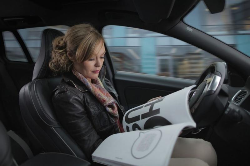 Volvo lässt den Fahrer beim autonomen Fahren entspannt Zeitung lesen