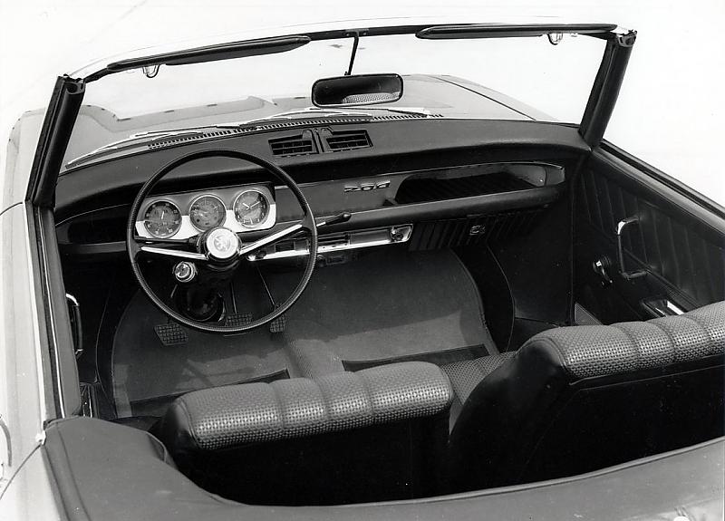 Das Cockpit des Peugeot 204 Cabrios.