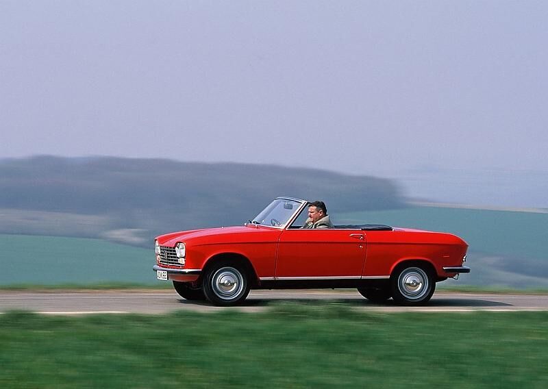 Insgesamt werden 18.181 Peugeot 204 Cabrio verkauft.