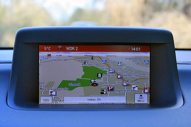 Das Navigationssystem steckt in dem Armaturenbrett.
