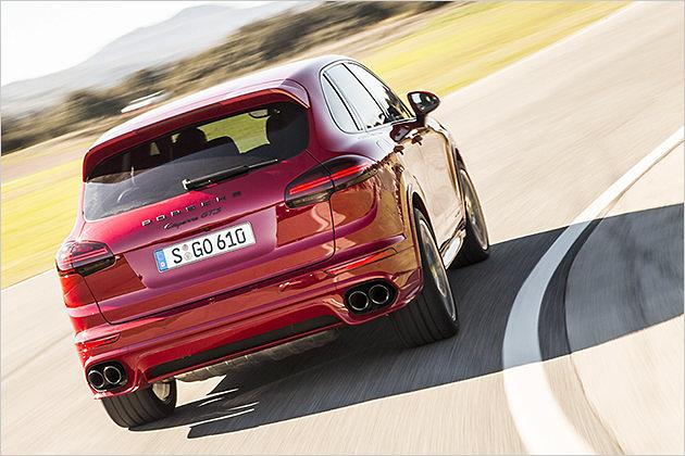 Der GTS liegt 24 Millimeter tiefer als ein normaler Cayenne. Die Kurvenhatz erinnert an vieles, aber nicht an ein 2,2-Tonnen-SUV
