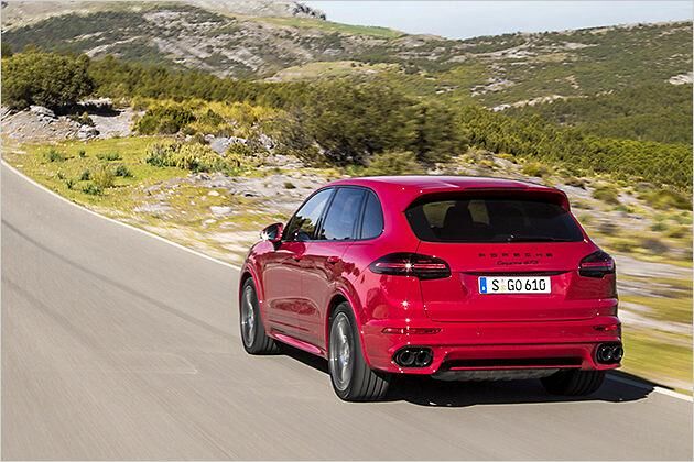 Auch geradeaus ist der Cayenne GTS schwer zu begreifen. Dank 440 PS und 600 Newtonmeter ist der Vortrieb sensationell. Die Gasannahme ist besser als im Cayenne S