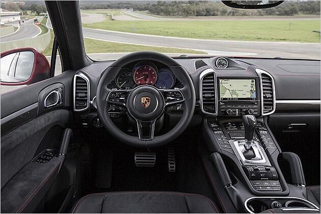 Im Interieur des GTS gibt es ein neues Lenkrad im Porsche-918-Stil