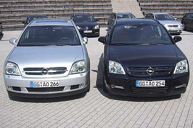 Der direkte Vergleich von Kombi und Signum offenbart dezente Unterschiede im Front-Design