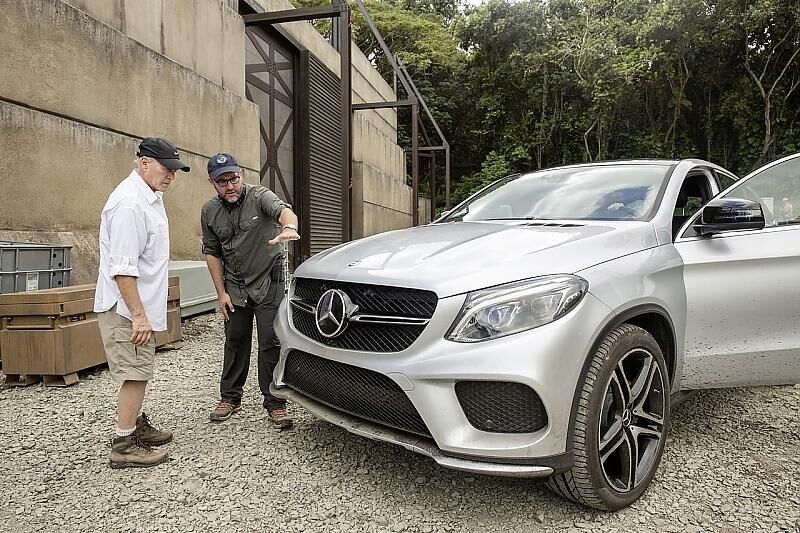 Produzent Frank Marshall (links) und Regisseur Colin Trevorrow (rechts) bereiten das neue Mercedes-Benz GLE Coupé für den Dreh am Set von Jurassic World vor.