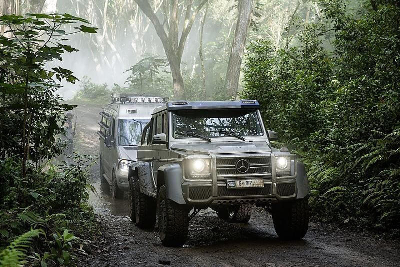 Mercedes-Benz G 63 AMG 6x6 und Sprinter am Set von Jurassic World.