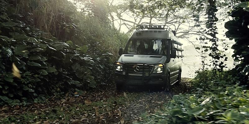 Auch Mercedes Sprinter wühlen sich durch den Schlamm