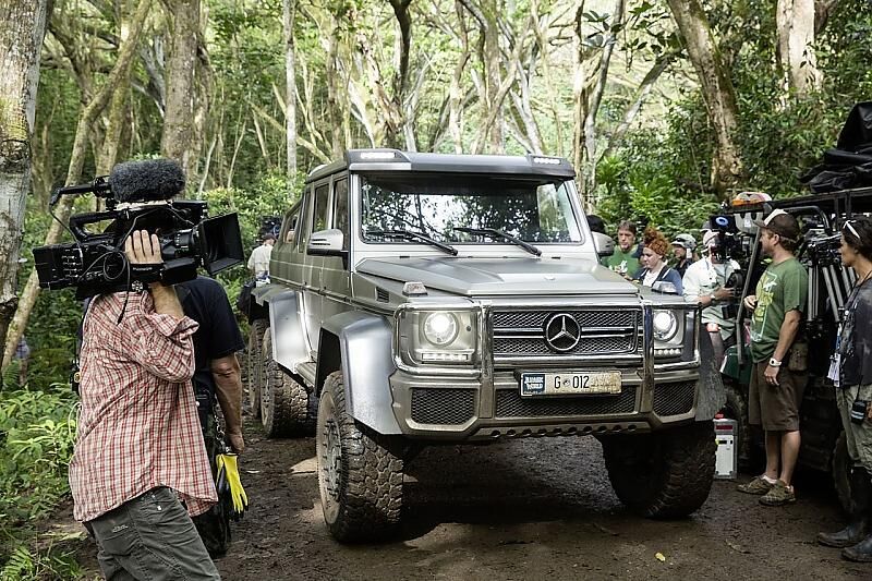 Der Mercedes-Benz G 63 AMG 6x6 kämpft sich durch das Gehölz