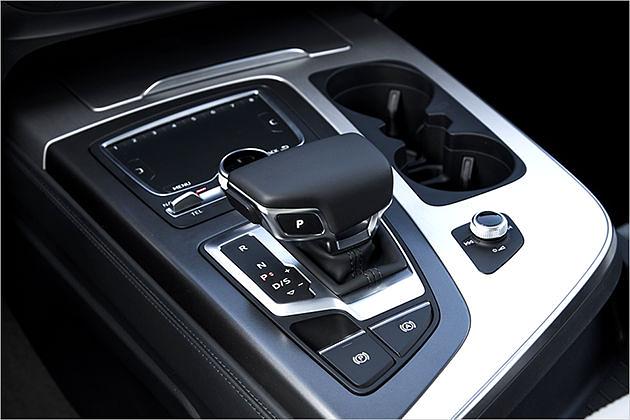 Die Konsole mit elektrischer Parkbremse (P) mit Automatikfunktion (A) und dem Stummelhebel der Achtgang-Tiptronic